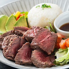 ランチからディナーまで楽しめる本格的な料理の数々