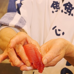 カウンターは仕事終わりのお食事やデートに…。テーブル席はご家族連れやお食事会等に…。どなたでもお気軽にどうぞ。