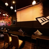 【大型プロジェクター設備】白い壁面にプロジェクターで映像を映し出して、スポーツ観戦や自作のイメージ動画を流すことができます！詳しいご相談は店舗まで♪