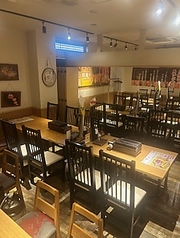 【テーブル席】奥の個室は、半分に仕切れるので16名様までの個室としてもご利用OK！総席数72席・貸切最大72名様まで・個室最大40名様まで！お客様の人数に合わせ、ご案内いたします！お席の詳細は、お気軽にお問い合わせください♪※写真は一例です