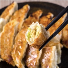 鶏の旨味を閉じ込めた自家製餃子
