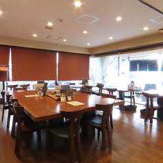 当店のテーブル席は、落ち着きのある雰囲気で、ゆったりとくつろぎながらお食事を楽しめます。友人や家族と共に、会話を楽しむのにも最適です。旅行で金沢に来た際にも気軽に利用でき、地元の美味しい料理や地酒を堪能できます。心地よい空間で、特別なひとときをお過ごしください。お待ちしております！