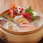 仕入れたばかりの鮮魚を贅沢に盛り合わせました◎旬の味覚をダイレクトに感じられる自慢の一皿です♪