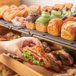 人気のベーカリーレストラン！ランチでは絶品のパンを2個とメインディッシュをお楽しみ頂けます。