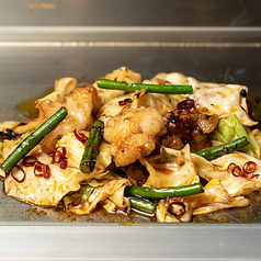 ぷりぷりホルモンのピリ辛炒め