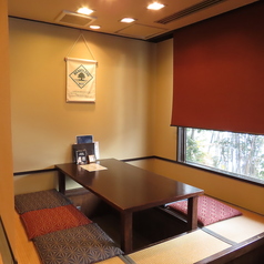 当店には個室が完備されており、周囲を気にせずリラックスした時間をお過ごしいただけます。大切な人との特別なひとときや、ビジネスの会食にも最適です。静かな空間で美味しい料理と共に、プライベート感を大切にした食事を楽しめます。ぜひ、心和むひとときをお過ごしください。個室のご予約をお待ちしております。