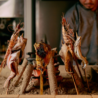 ライブ感溢れる原始焼きは目でも楽しめて絶品！