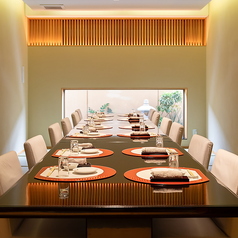 【1階】テーブル席 (2~4名様) 落ち着いた雰囲気の中、ゆったりと会話を楽しみながら、美味しい料理を味わえます♪