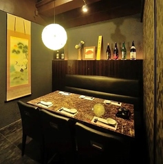 周りの視線を気にせずお過ごしいただける落ち着いたお席です！同僚との飲み会や親しい友人とのお食事など、プライベートなシーンにぴったり。当日のお席のみのご予約も大歓迎ですので、水晶鍋や新鮮なお刺身とともに楽しい時間をお過ごしください♪