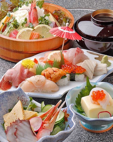 日本初のネタ2枚重ねのお寿司。1度に2度美味しい、元祖343（さしみ）寿司が味わえる。