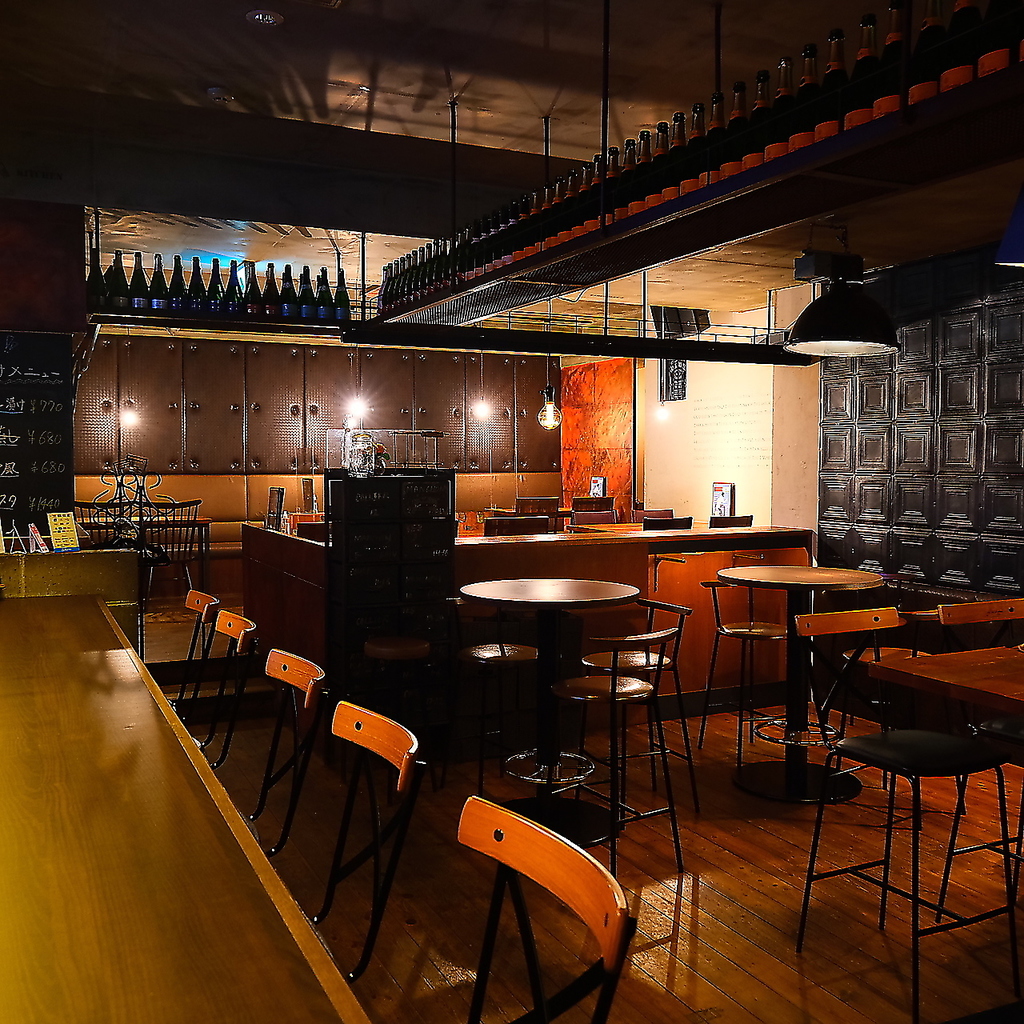 カウンターのお席や10名様でもゆったりとおくつろぎ頂ける席をご用意しております◎