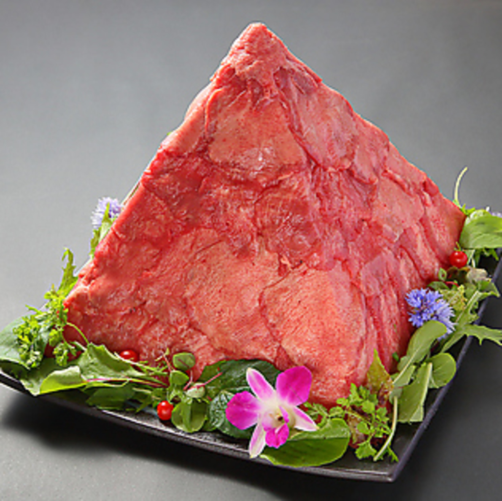 肉のいとう名物の牛たんしゃぶしゃぶのピラミッド盛り♪撮って良し食べて美味しい逸品です。