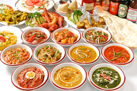 多彩なカレーとナンを心ゆくまで楽しめる♪