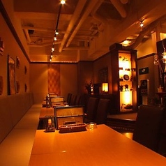 テーブル席なので、人数に合わせ調節可能です！少人数から～大人数までOK！　カウンター・個室を合わせ、総席数26席を完備！最大26名様までOK！20名様以上で貸切も可能です！　お客様の人数・シーン・ご予算など、お気軽にご相談ください！