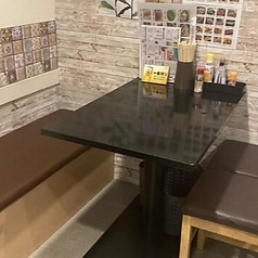 片側ベンチシートのテーブル席は、気心知れた仲間との飲み会や、お買い物の合間のお食事に最適です。広々とした空間で、美味しい料理を囲みながら、楽しい時間をお過ごしください。