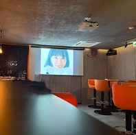 広い店内、プロジェクターも完備！