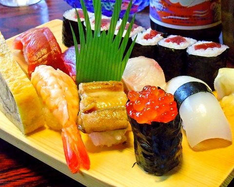 地元で獲れた寿司ネタや、毎日市場で仕入れる魚は新鮮そのもの。穴子が一押し！