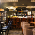 お一人様でもフラッとお気軽にご来店いただける様、カウンター席をご用意いたしております。カウンターテーブルも広いのでゆとりを持ってお過ごしいただけます。また、デートなどのお二人様のご利用にも最適。洗練されたデザインが光る日本食居酒屋のカウンター席で美味しいお料理と共に特別なひとときをお過ごしください。