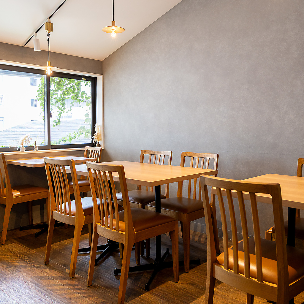 落ち着いた、お洒落な店内♪シンプルな内装で落ち着いてお食事を楽しめます♪