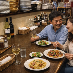 カップルやご夫婦に人気です。テーブル席より距離が近いので会話が弾むようです。目の前がキッチンですので、ジューっとお肉が焼ける音や、ガーリックの香ばしい香り、レストランの醍醐味を感じるお席です。