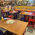店内の中央に配置された広々としたテーブル席は、複数名でのグループ利用に最適です。色鮮やかな内装や煌めくネオンを眺めながら、自慢のエスニック料理を囲んで会話も弾みます。女子会や合コンなど、賑やかに盛り上がりたいシーンに大活躍です。