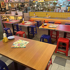 店内の中央に配置された広々としたテーブル席は、複数名でのグループ利用に最適です。色鮮やかな内装や煌めくネオンを眺めながら、自慢のエスニック料理を囲んで会話も弾みます。女子会や合コンなど、賑やかに盛り上がりたいシーンに大活躍です。