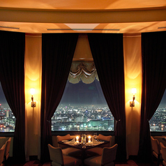 【店内】 地上130mから見える夜景はまるで宝石をちりばめたようです。