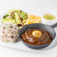 デミグラスソースの月見ハンバーグ1020円