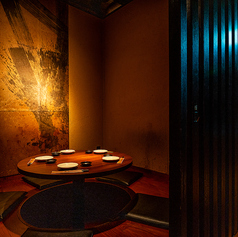 少人数様用テーブル席。夜景も楽しめるVIP席でございます！