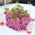 料理メニュー写真 ビーツを使ったピンクのポテトサラダ