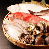 実家である隣の魚屋「山長」からの旬の新鮮魚介を使ったお料理を提供しています。それ以外にも市場や愛媛県から天然物を中心に取り揃え、お刺身から焼き物や鍋まで、魚の美味しさをふんだんに味わっていただけます。