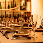 店内は落ち着いた広々空間。最大100名様対応☆ゆっくり語ったり、お洒落にパーティしたり‥