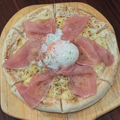 ビスマルク風生ハムのピザ