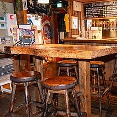 店内は、古民家テイストで、木の温もりを感じる落ち着いた雰囲気が特徴です。テーブル席で友人や家族との会話を楽しみながら、定期的に開催されるライブやDJイベント、スポーツ観戦など、様々なエンターテイメントを楽しむことができます。心安らぐ空間で特別な時間を過ごすことができ、ぜひ一度訪れてみてください。