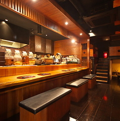 カウンター席では、目の前で繰り広げられる料理人の技を間近で楽しめます。臨場感あふれる雰囲気の中で、料理の香りや音を感じながら、特別なひとときをお過ごしください。