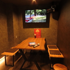 ゆったりと寛げる木目調のテーブル席は、最新のカラオケ設備を完備したプライベート空間です。本格的な郷土料理や自家製スモークを味わいながら、周囲を気にせず歌って笑って、大切な仲間との時間を心ゆくまでお愉しみいただけます。移動の手間なく二次会まで一軒で完結できる、幹事様も安心の万能空間です。