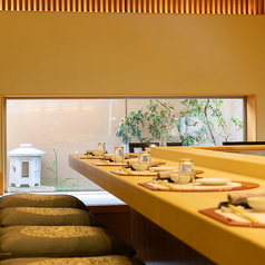 【1階】カウンター席 (2~8名様) お一人様も気兼ねなくご利用いただけるカウンター席♪調理風景を間近でお楽しみいただけます！