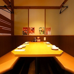 【大小さまざまなお席をご用意】店内は温かみのある明かりで雰囲気抜群♪気の合うお友達との飲み会や女子会などに是非ご利用ください。お席は人数に合わせてご用意できます。ご相談ください!新鮮な海の幸を味わいながら、ゆったりとおくつろぎください。※画像は系列店です