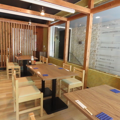 移転OPENで新しく生まれ変わった綺麗な店内には、木のぬくもりを感じる居心地の良いテーブル席を複数配置しております。全面禁煙の安心な空間の中、ご友人同士や同僚などで快適にお食事が楽しめます。店主が腕を振るう宮城県の最高のうまいもんを囲みながら、皆様で賑やかで特別なひとときを心ゆくまでお過ごしください。