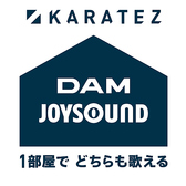 お気に入りの機種がある方も、どちらか選べないという方も、入ったお部屋で複数機種のカラオケと、カラ鉄オリジナル配信カラオケが楽しめます！お帰りの際には歌った曲の履歴と、採点結果が入ったレシートを受け取る事もが出来ます！