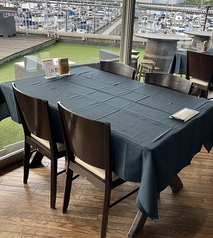 ハワイアンミュージックが流れるお洒落な明るい雰囲気の店内は全面ガラス張りになっております。外の景色をみながらごゆっくりとお食事をお楽しみください♪