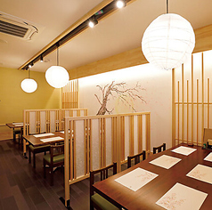 仕切りがあるので周囲の目を気にせずに過ごせる半個室タイプのテーブル席。お子様連れでのお食事に◎