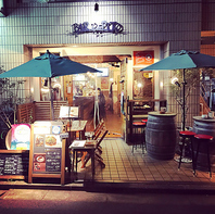 都会の空気に包まれる開放的なテラス席完備