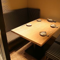 個室空間のテーブル席