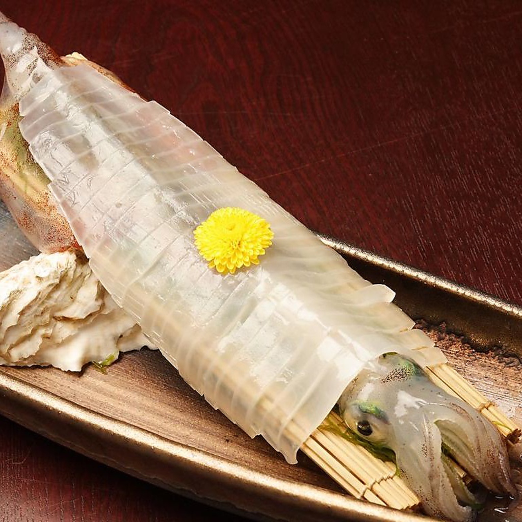 店内のいけすから提供するイカは透き通るほどの鮮度です。（入荷状況、価格はスタッフまで）