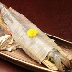 店内のいけすから提供するイカは透き通るほどの鮮度です。（入荷状況、価格はスタッフまで）