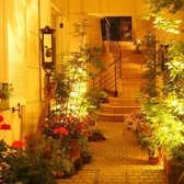 階段を降りた先にある緑花あふれる花道が龍坊への入り口です。