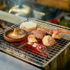 目の前で愉しむ炉ばた焼き 種類豊富な日本酒