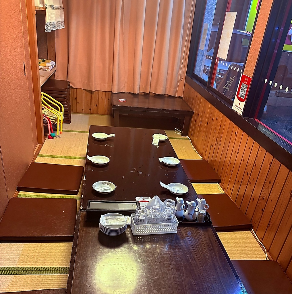 窓際の一角には大人数で利用可能な座敷席も多数ご用意しています。各種宴会のご利用お待ちしています