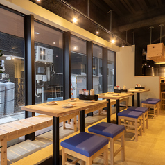 【楽しいひとときを共有する特別な場所】店内は開放的で明るく、にぎやかな雰囲気が魅力です。観光客や学生さんが集まり、活気があふれています。木の温もりが感じられるインテリアは、居心地の良さを提供し、落ち着いて会話が楽しめます。女子会や友人との楽しい時間を、ここで特別なものにしてみませんか?